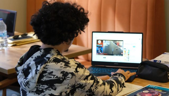Evde Dizüstü Bilgisayar Ve Kitaplarla çalışıyor