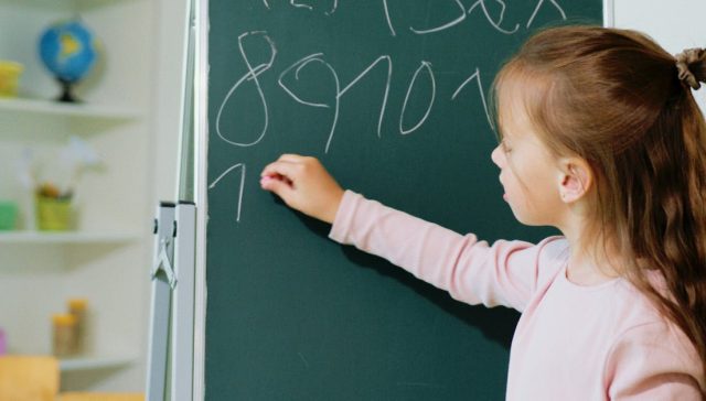 #kapalı, akademik ortam, beyaz çocuk içeren Ücretsiz stok fotoğraf