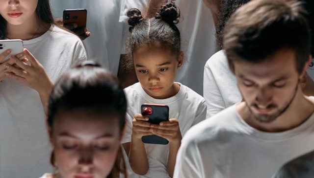 Telefonlarıyla İlgilenen İnsanların Fotoğrafı