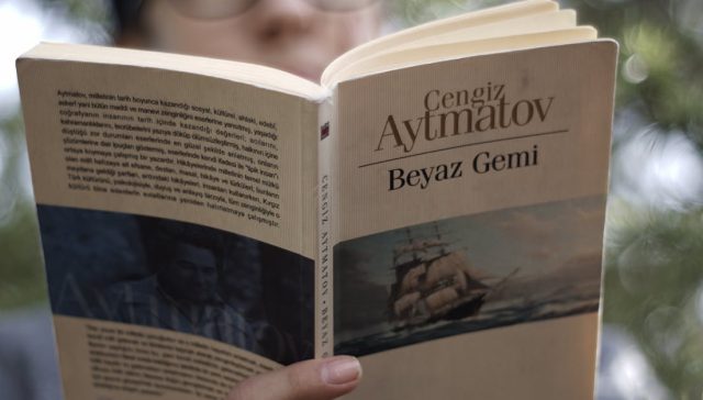 Genç Adam Açık Havada 'Beyaz Gemi' Okuyor