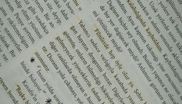 Metin Vurgulanmış Açık Kitap Sayfası
