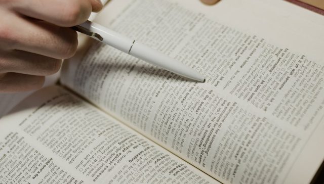 açık kitap, akademik, akıl içeren Ücretsiz stok fotoğraf