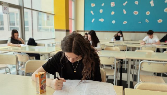 Öğrenci doğal ışıklı sınıf ortamında sınava yoğunlaştı.